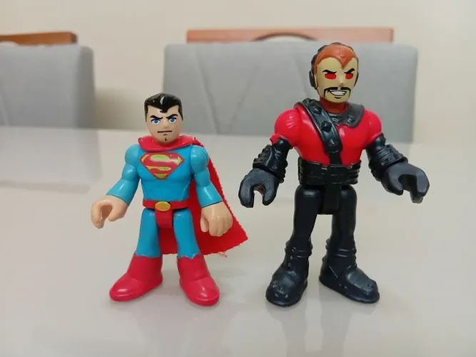 bonecos imaginext superman e lobo da estepe