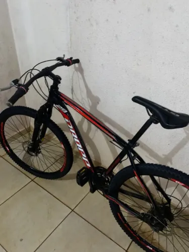 Bicicleta Dropp Aro 29 Alumínio 21V Freio a Disco - Preto e Vermelho - Rodando Bem