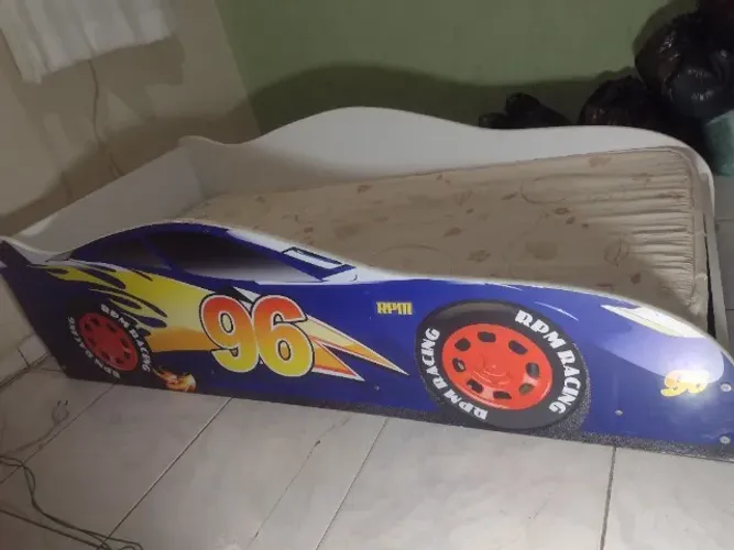 Cama para criança, tipo carro de corrida.