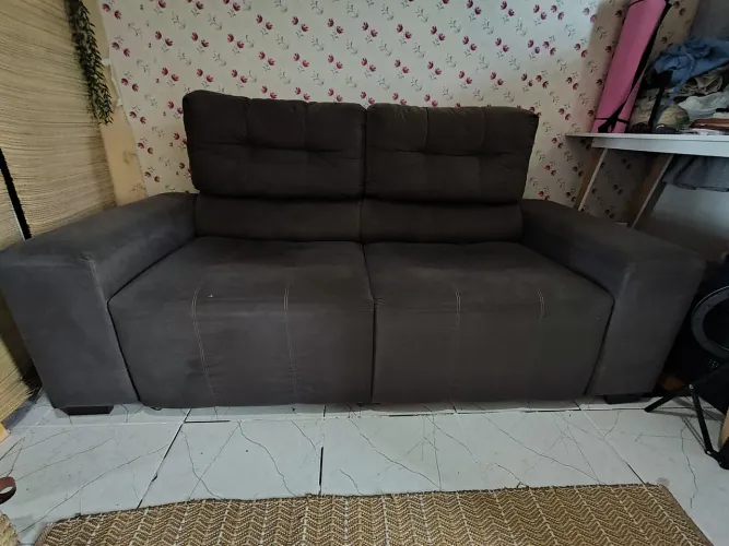 Sofá retrátil 2 lugares, porém cabe 3 pessoas confortavelmente, motivo de venda mudança.