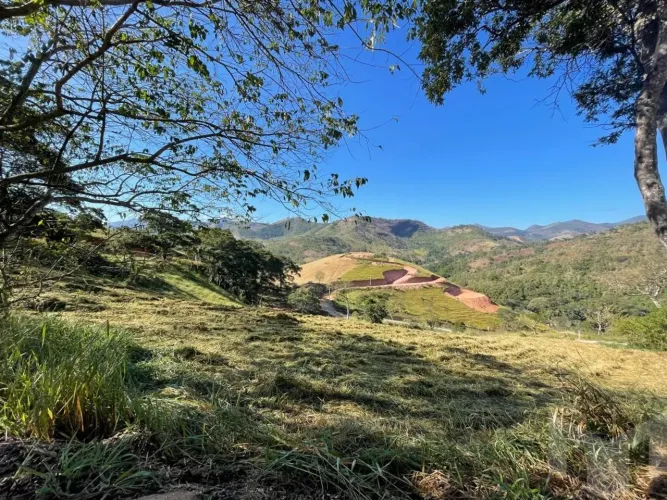 Um condomínio muito bem localizado e que oferece terrenos de ótimo relevo, que contemplam 