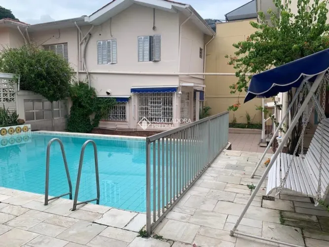 CASA SÓLIDA COM 10 QUARTOS E PISCINA EM ÓTIMA RUA
