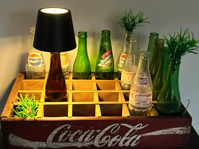 Caixa Coca Cola Antiga Vintage com garrafas e abajur