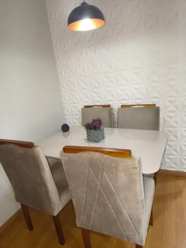 Mesa com 4 cadeiras 