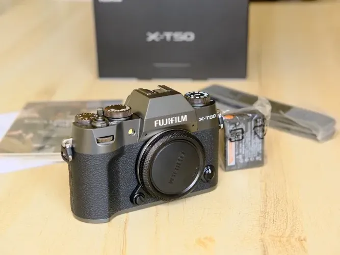 Fujifilm X-T50 Prata Nova -  20 cliques, Caixa, Bateria e Acessórios