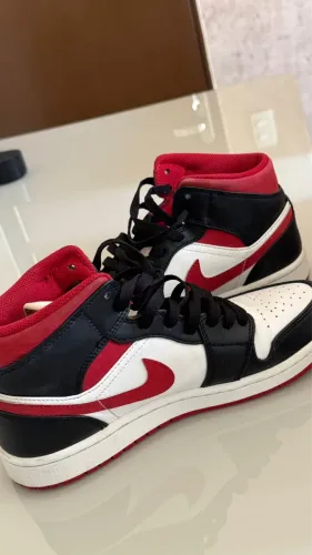 Tênis Air Jordan 1 Mid Vermelho e Preto