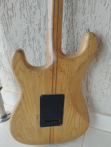 Stratocaster em ash com  braço inteiriço em maple