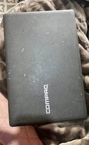 Vendo notebook compac, creio que é apenas o carregador que não está funcionando