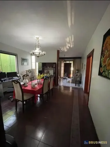 Casa à Venda no Centro de Campos 5 Quartos, Varanda e Localização Privilegiada!