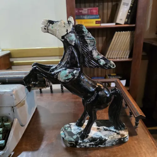 Decoração, escultura de cavalo em xisto de esmeralda 