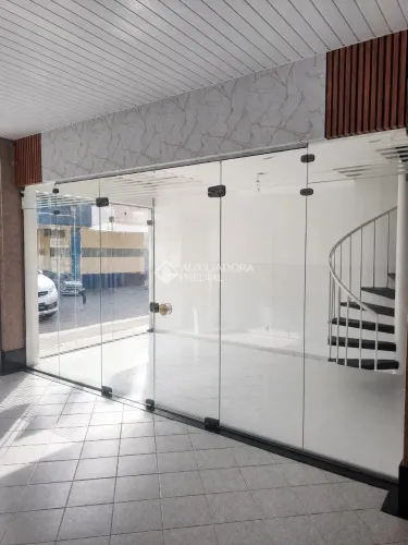 Sala comercial com mezanino e 33m² na Rua Lédio João Martins