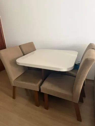 Mesa com 4 cadeiras