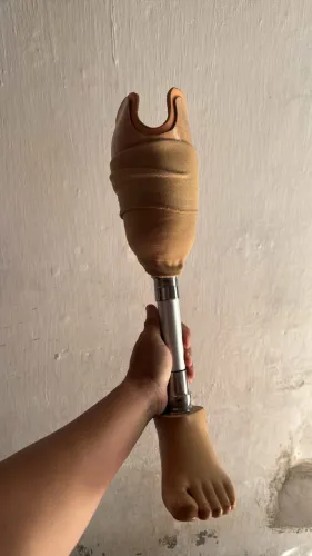 Prótese lado esquerdo a baixo do joelho