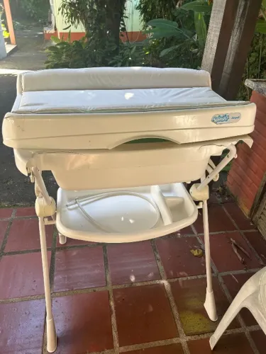 Banheira de bebê com suporte redutor