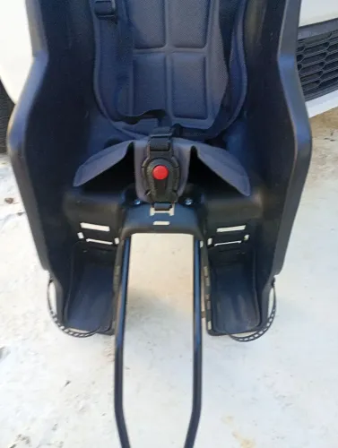 Cadeirinha de bicicleta infantil traseira marca polisporte.