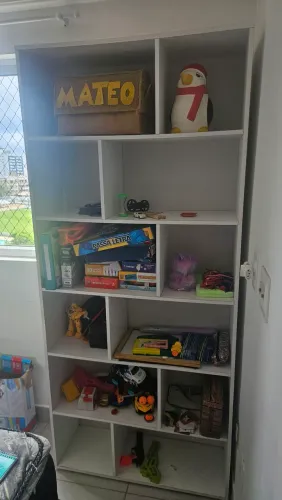 Estante branca com nichos - ótima para quarto infantil ou escritório