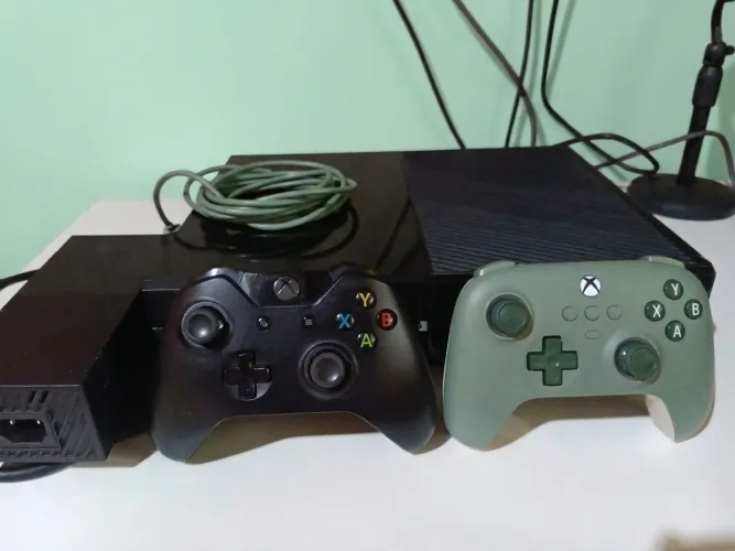 Vendo Xbox one fat com dois controles