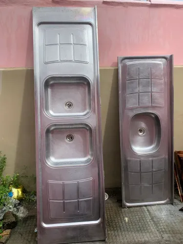 Oportunidade única ! 2 pia de inox , 1 mede 2metros e 1,30metros . Retirada no logo (poço