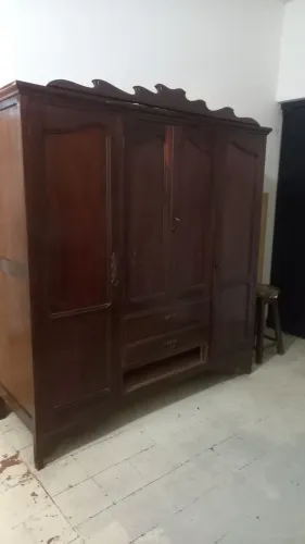 Guarda roupa antigo usado