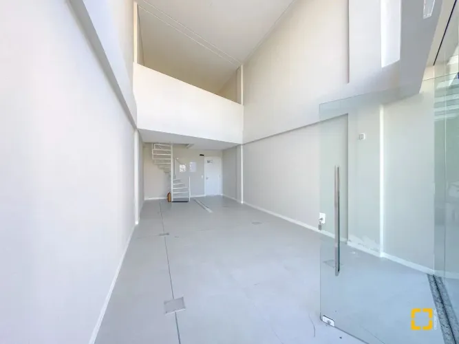 Loja a venda - Mezanino - 1 vaga - Na Avenida Lauro Linhares - Bairro Trindade - Florianóp