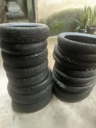 Pneus frisados e pintados
