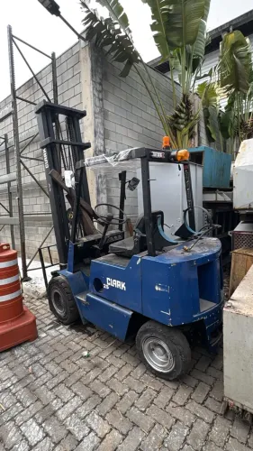 EMPILHADEIRA AZUL CLARK (67) 