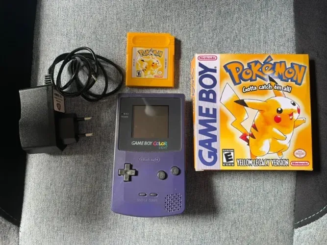 Nintendo 2DS, Game Boy Color, Pokemon Yellow, Pokemon Ultra Sun