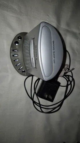 Rádio-relógio-despertador Sony, modelo ICF-C713.