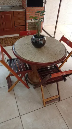 Mesa com 4 cadeiras
