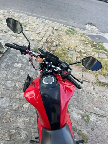 Vendo e troco por moto menor moto toda boa só pega e anda chama no ZAP *