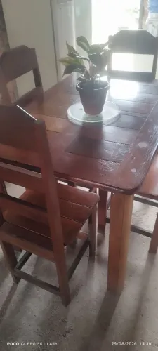 Mesa de madeira com 4 cadeiras