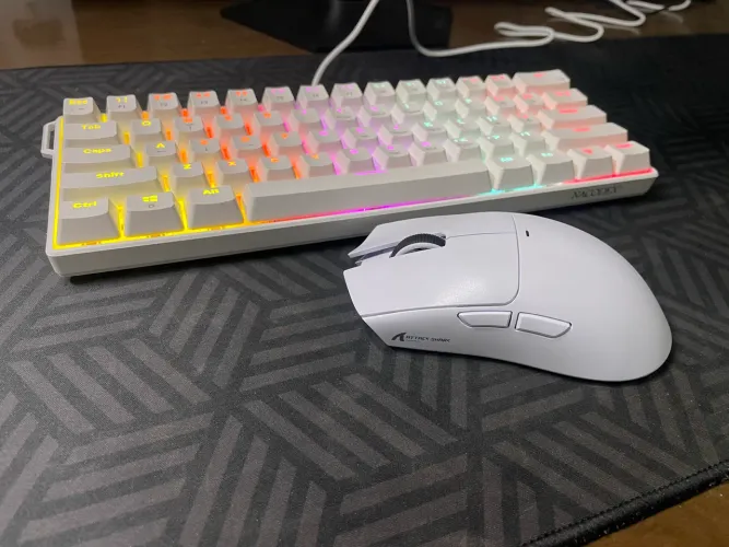 Kit Gamer AJAZZ NK61 RGB + Mouse Attack Shark X11 Wireless com Dock Magnética