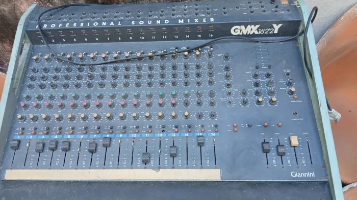 Mesa de áudio mixer giannini 16 canais GMX1622Y