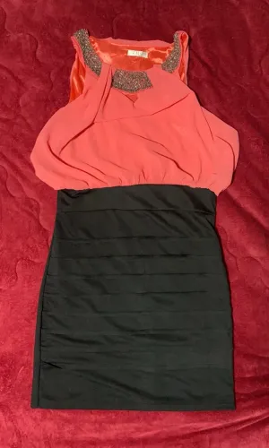Vestido coral com preto e detalhes em pedrarias no colo, tamanho M