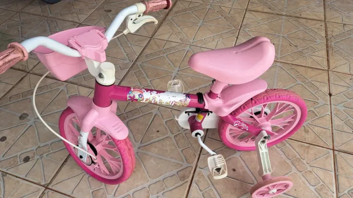 Vendo essa bicicleta infantil, só fica guardada minha filha nao usa .