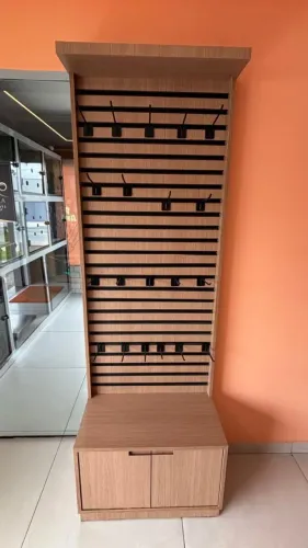 Expositor canaletado 2,07x0,69 MDF carvalho avelã com ganchos e armário