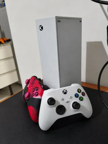 Xbox Series S com caixa - 2 manetes