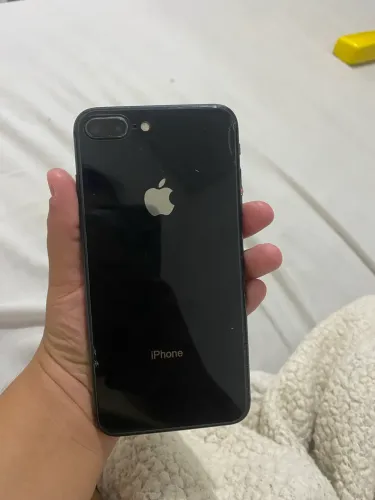 iPhone 8 Plus,64 gigas, tela trincada porém pegando perfeitamente 