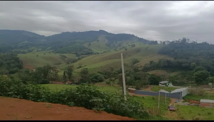 Vende um lote de mil metros. Na Cidade de Extrema mg . Localização salto de cima próximo