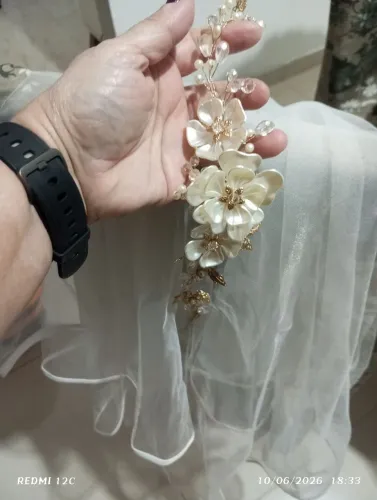 Véu de noiva com arranjo de cabelo