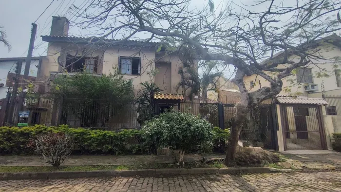 Sobrado com 3 dormitórios com suíte e 2 vagas de garagem !