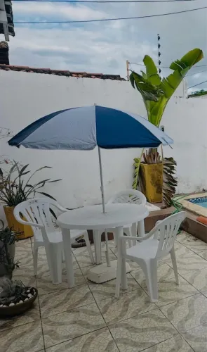 Mesa e cadeira de plástico 