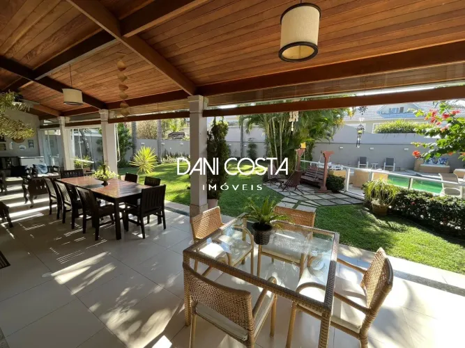 Casa no condomínio Santa Monica Jardins na Barra da Tijuca - 5 quartos, 5 suítes, 3 salas,