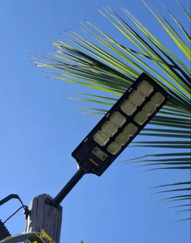Luminaria Solar Poste Com Sensor e Controle Potencia 700w lp67 Preto