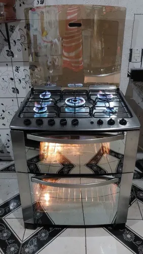 Moderno fogão eletrolux inox espelhado com 2 forno com tripla chama com gril automático