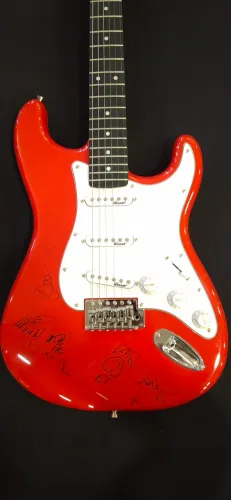 Guitarra Custom Autografada pela Banda L7