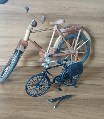 Bicicleta Miniatura madeira 35 cm e uma Diecast/plástico 18 cm