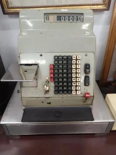 Máquina Registradora muito Antiga no Estado