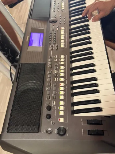 Teclado Yamaha psr 670 semi novo