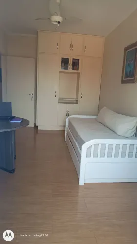Alugo quarto, Estudante mulher, ao lado Novoshopping 